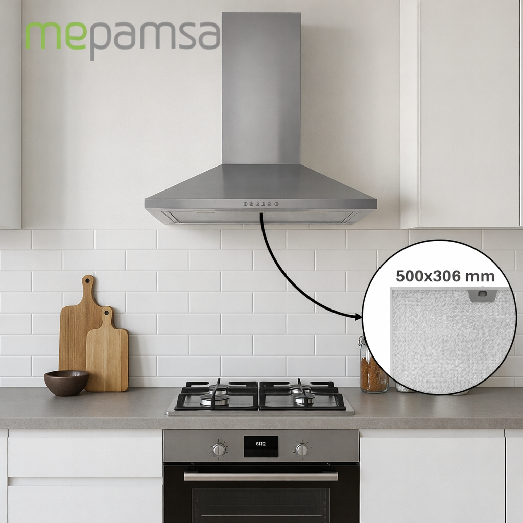Campana extractora de acero inoxidable sobre una estufa de gas con azulejos blancos y tablas de cortar.