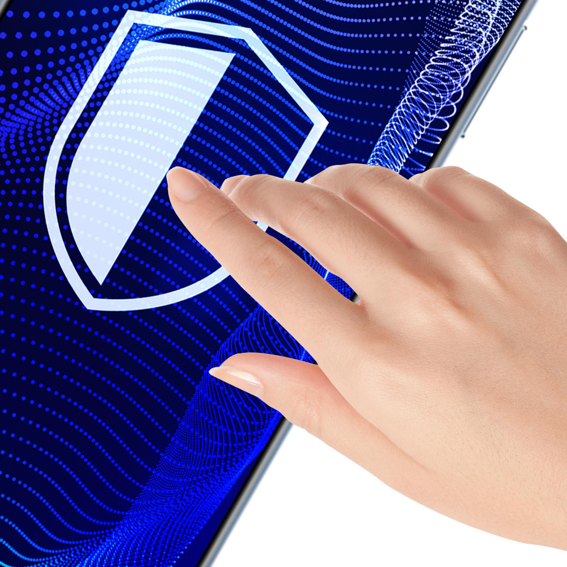 Una mano tocca un'icona a scudo luminosa su sfondo blu punteggiato.
