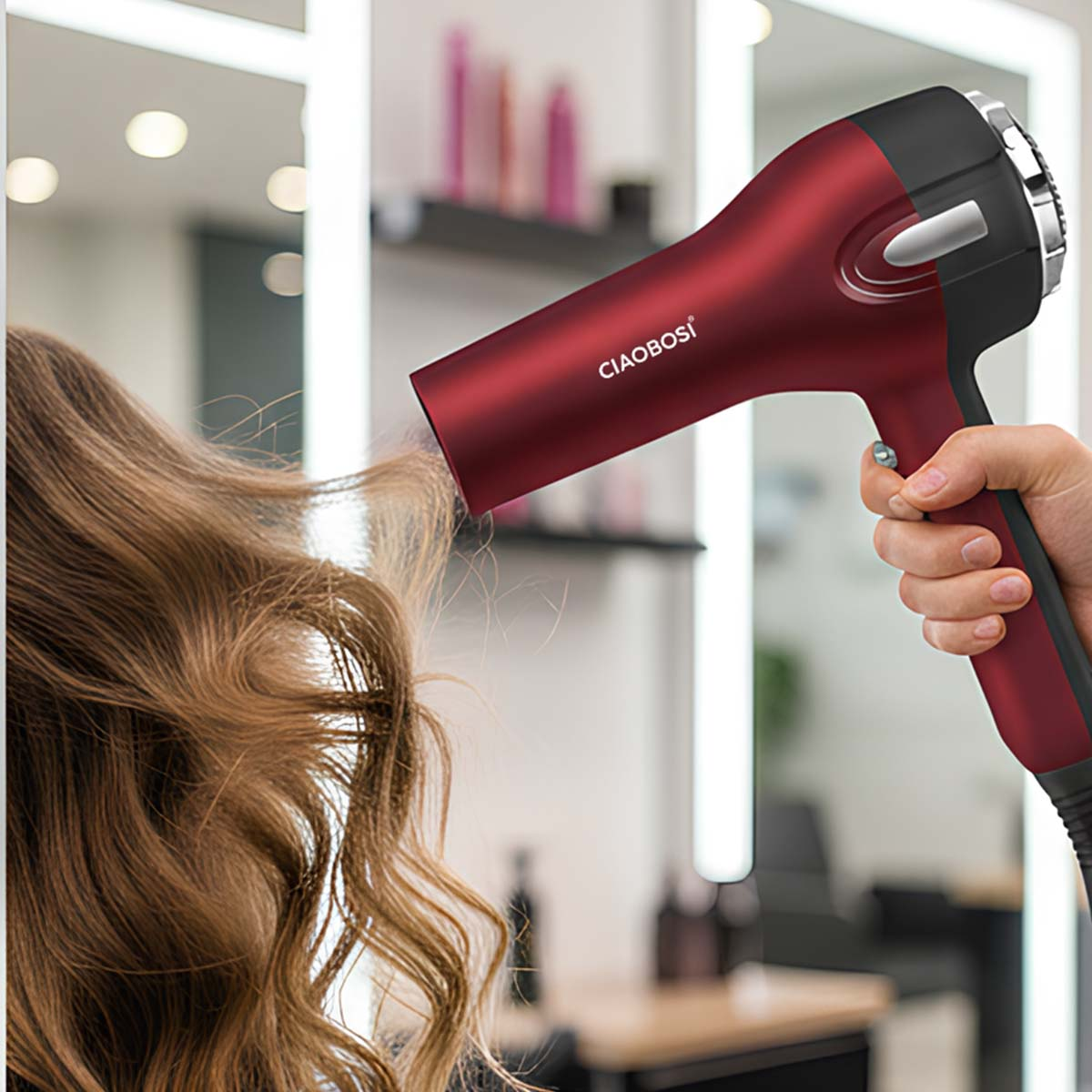 Eine rote Haartrockner trocknet das braune Haar einer Person in einem Salon.