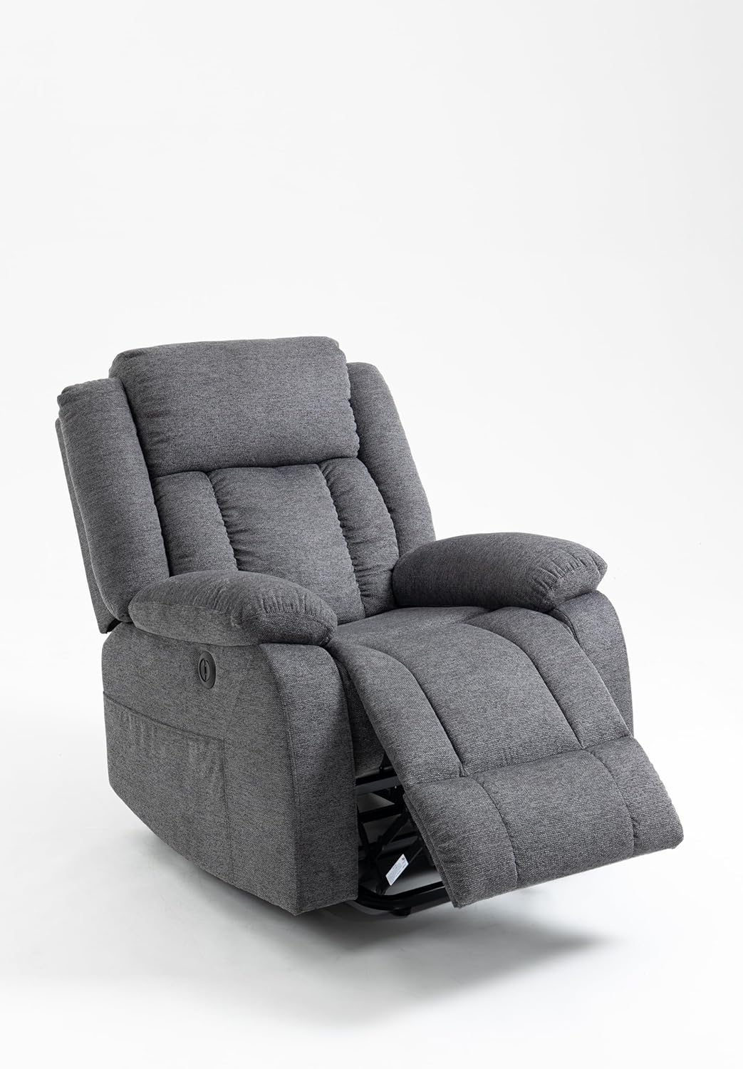 Un sillón reclinable gris con el reposapiés extendido, sobre fondo blanco.