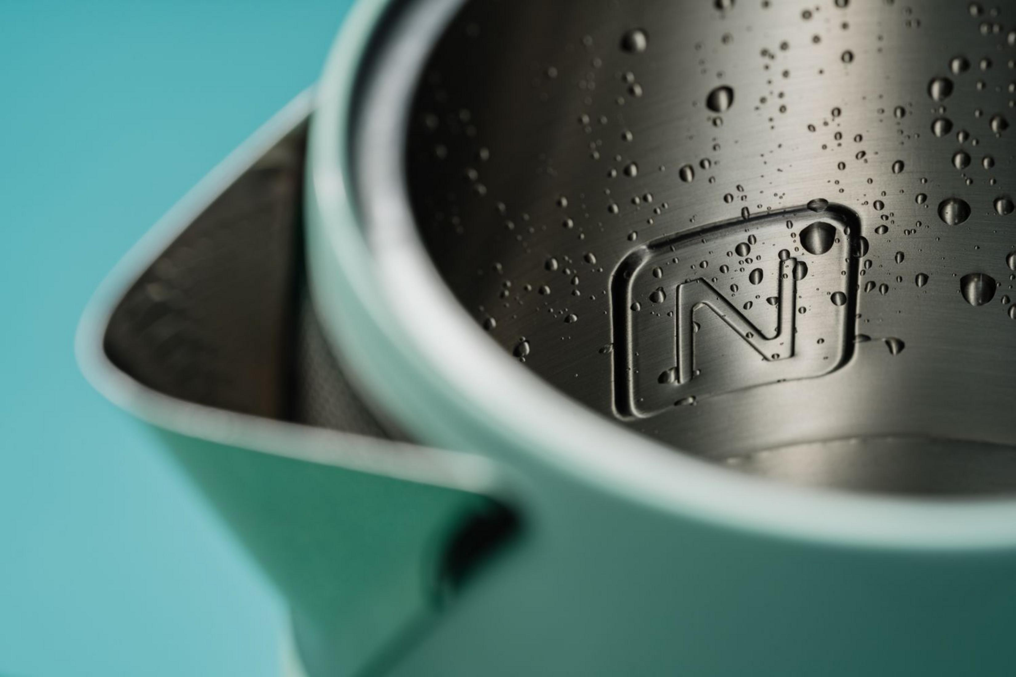 Nahaufnahme eines Wasserkochers mit Wassertropfen im Inneren und dem Buchstaben N.