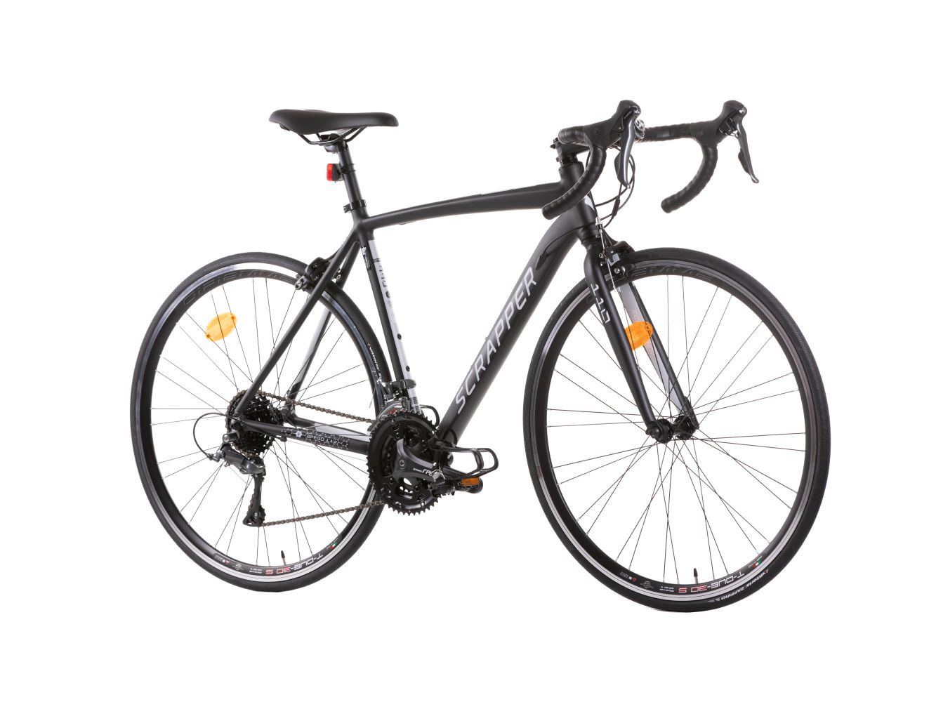 Czarny rower szosowy ze srebrnymi akcentami na białym tle.