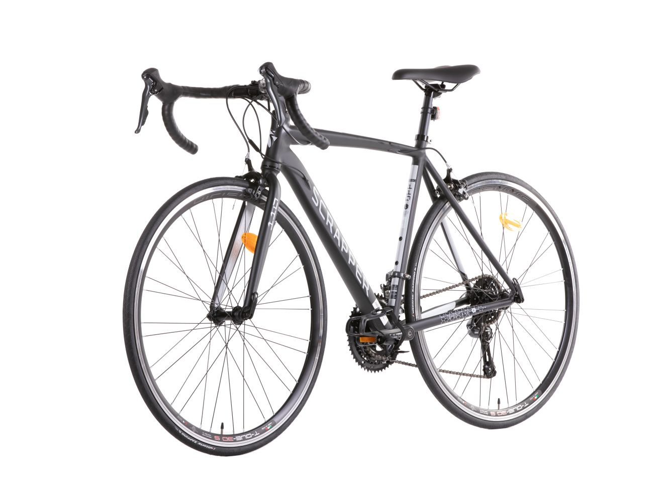 Czarny rower szosowy z srebrnymi akcentami na białym tle.