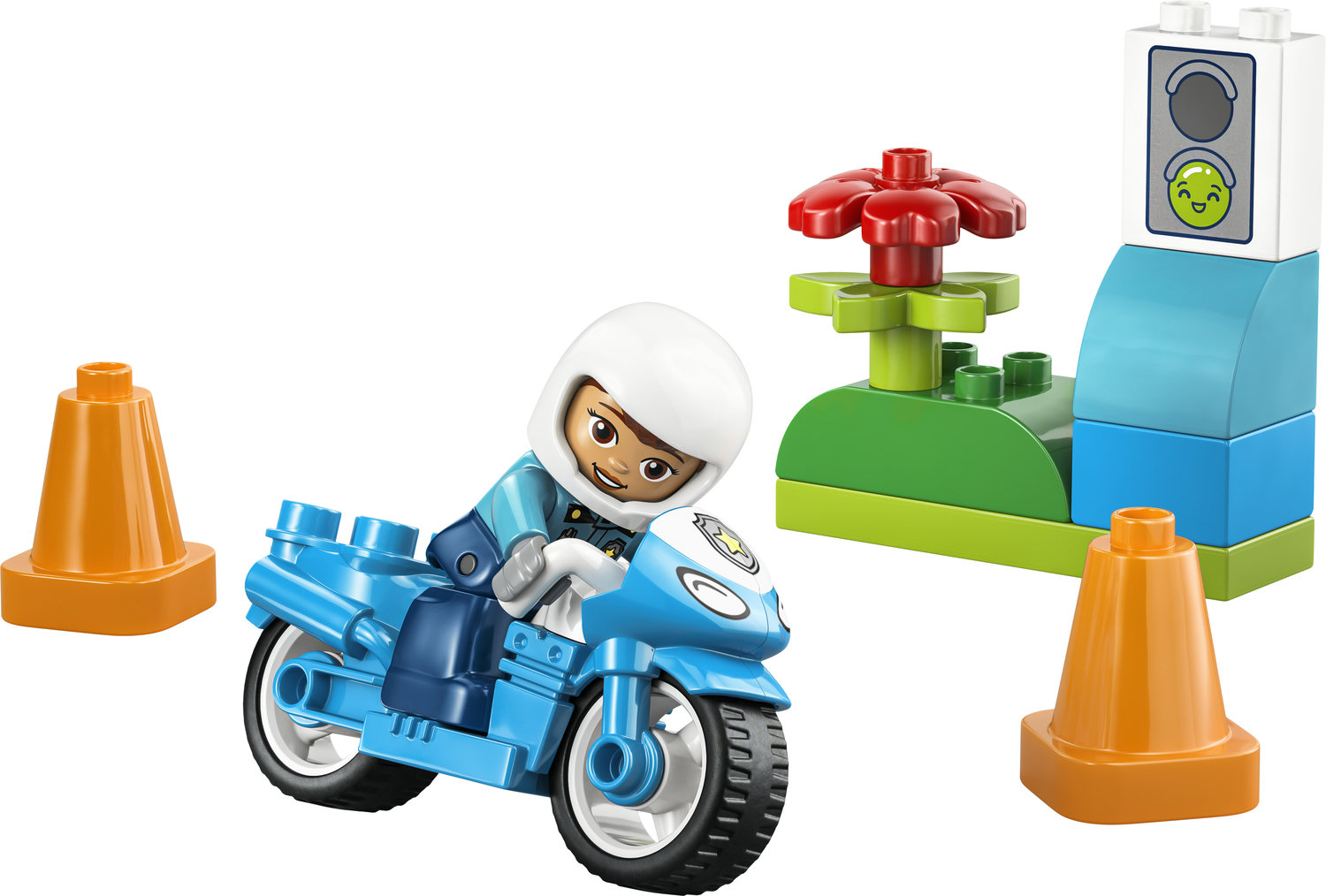 Bir Duplo polis çocuğu kırmızı çiçekli oyun setinin yanında mavi motosiklet sürüyor.