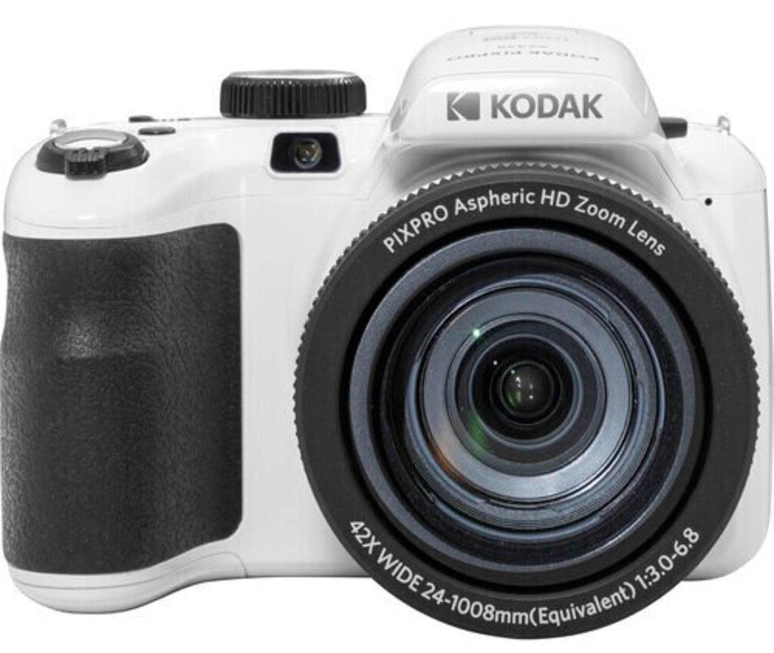 Biały aparat cyfrowy Kodak z czarnym uchwytem i obiektywem zmiennoogniskowym.