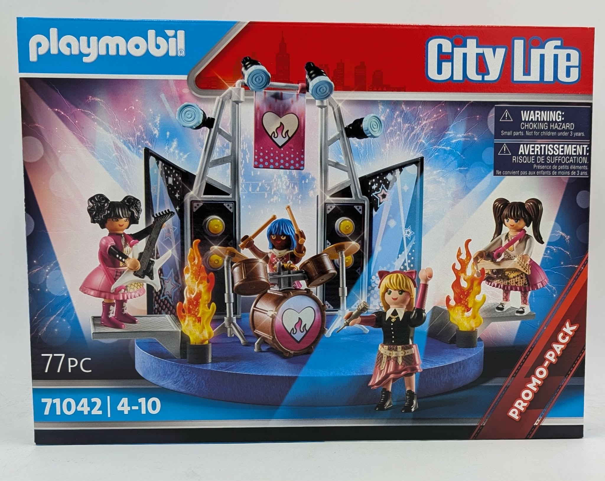 Playmobil-Bühne mit vier Figuren, Schlagzeug und Gitarren. Feuerflammen.