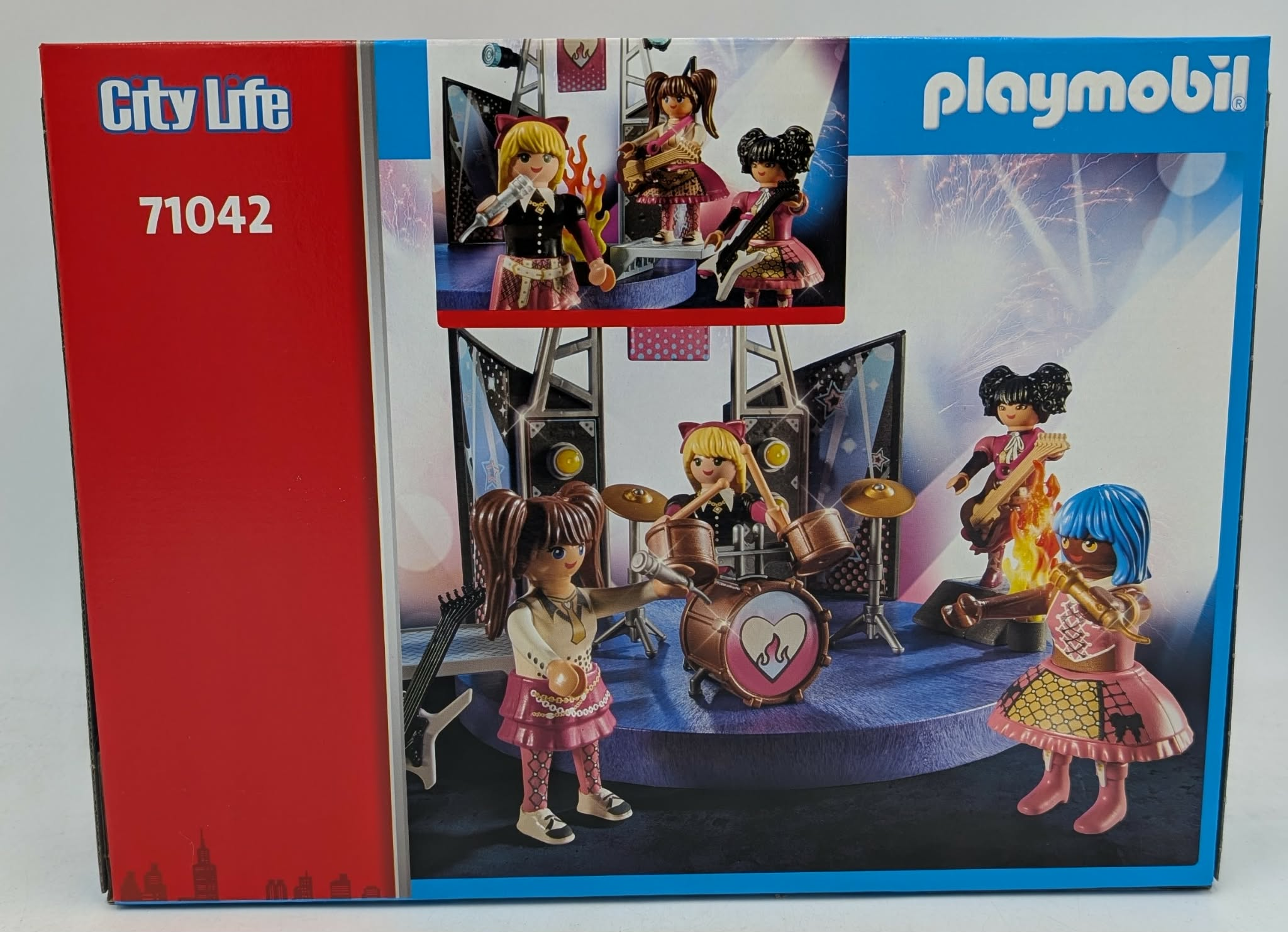 Playmobil-Band spielt auf einer Bühne mit Lichtern und Feuer.