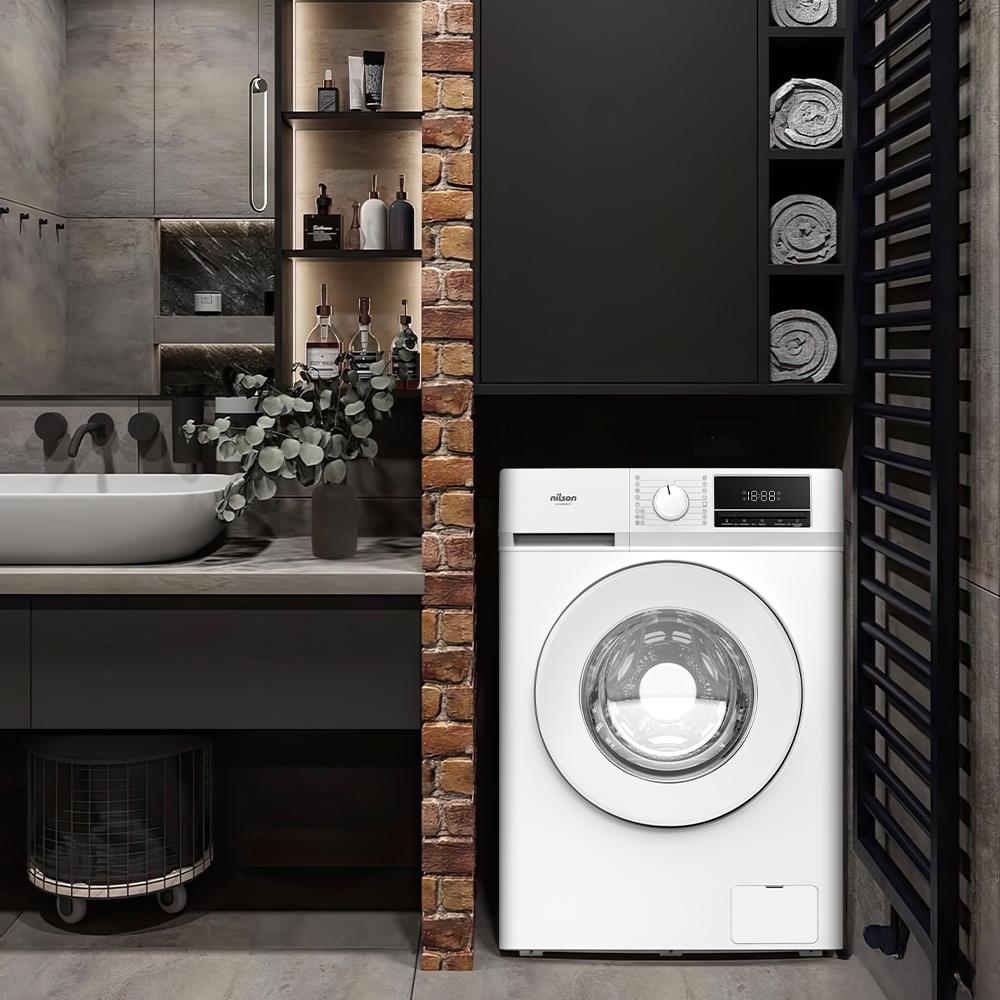 Un baño moderno con lavabo, lavadora y toallas enrolladas en estantes.
