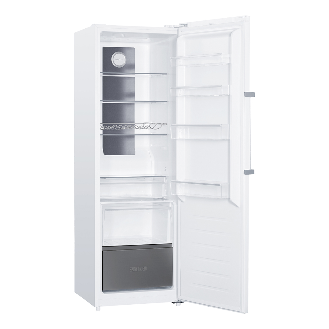 Un refrigerador blanco con la puerta abierta, vacío con estantes y cajones.