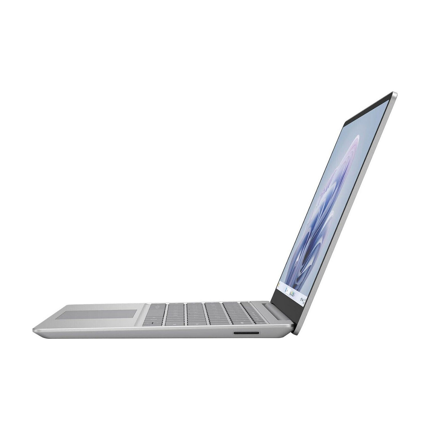 Ein silberner Laptop, von der Seite gesehen, mit geöffnetem Bildschirm und Tastatur.
