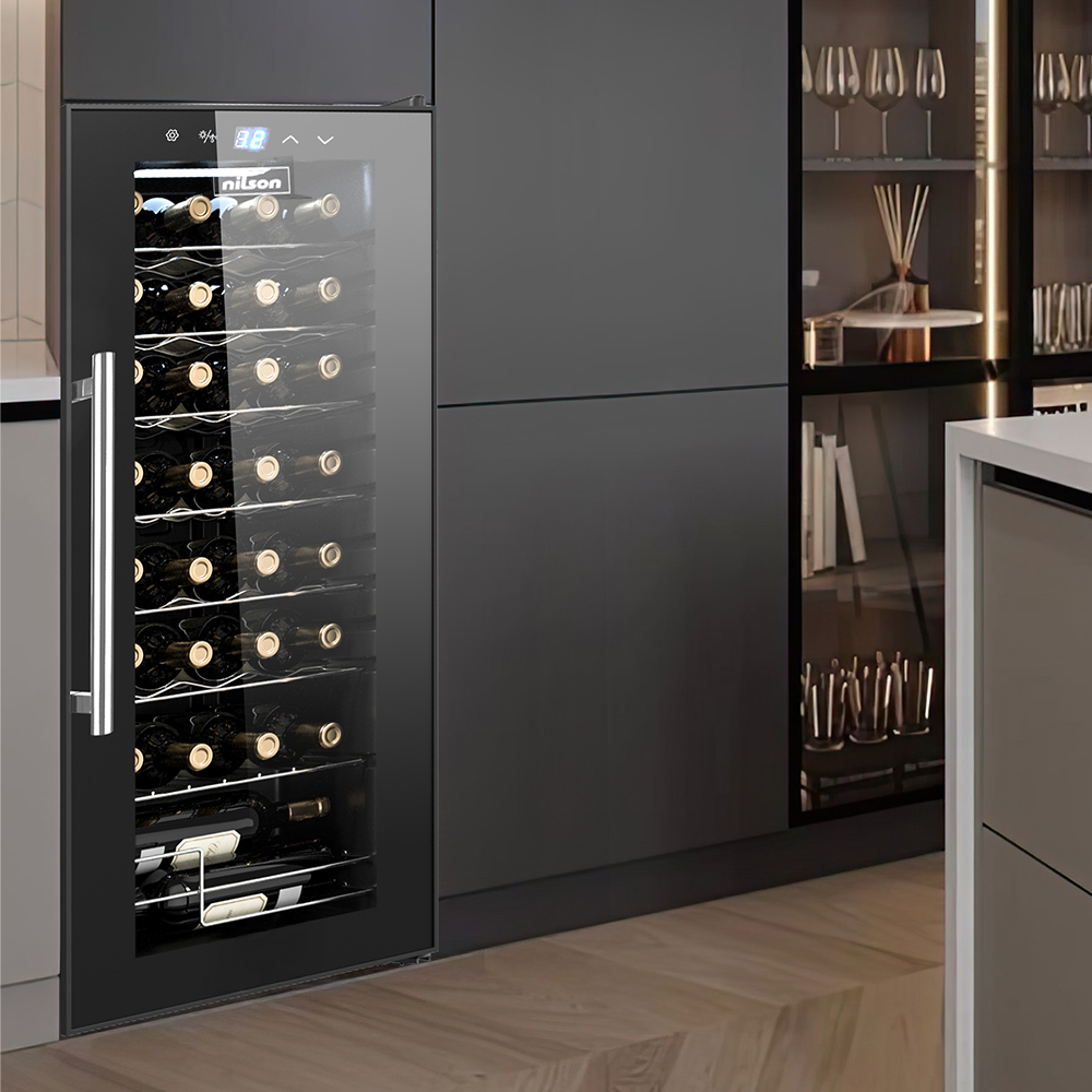 Una moderna vinoteca de cristal con muchas botellas en armarios oscuros.