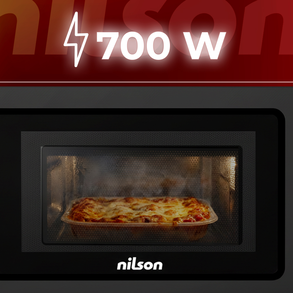 Lasaña cocinándose en microondas de 700W. El vapor se eleva.