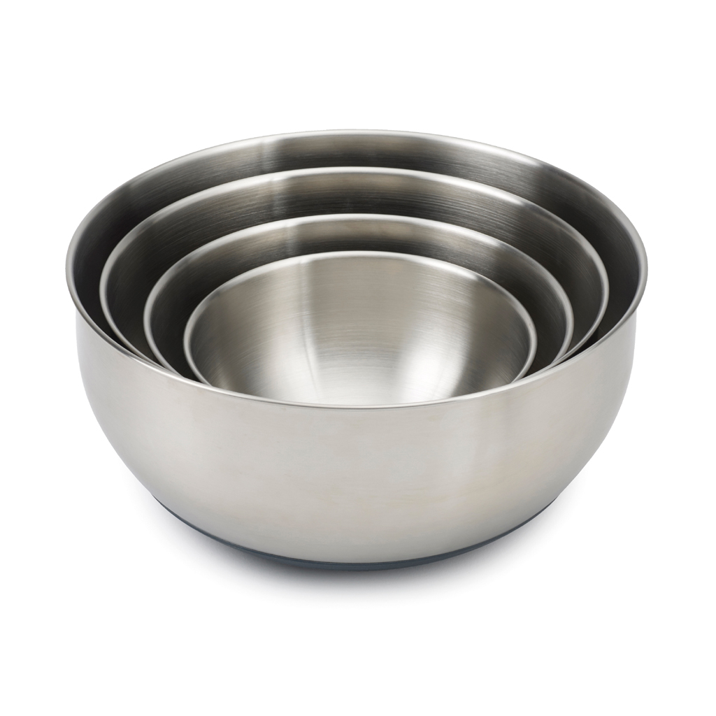 Cinque ciotole in acciaio inox annidate con bordi arrotondati su sfondo bianco.