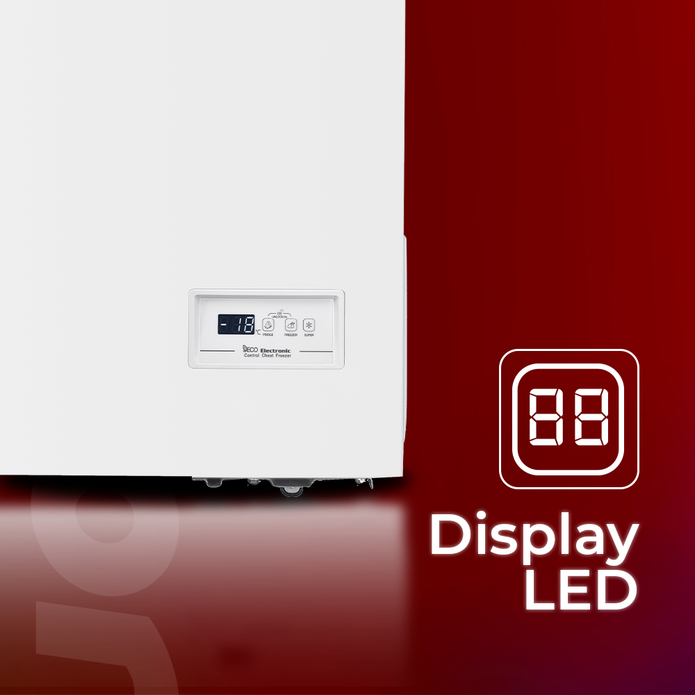 Un congelador horizontal blanco con pantalla digital de temperatura y panel de control.