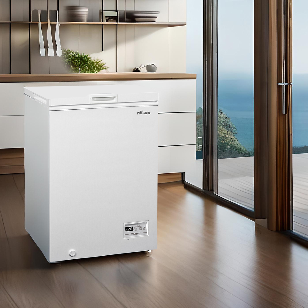 Un congelador horizontal blanco en una cocina moderna con vista al mar.