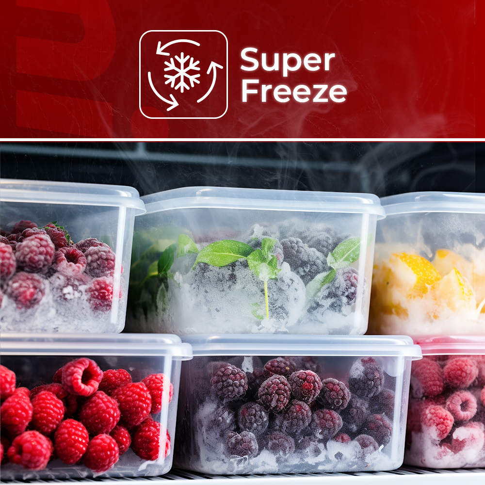 Bayas y frutas congeladas en recipientes transparentes, cubiertas de escarcha.
