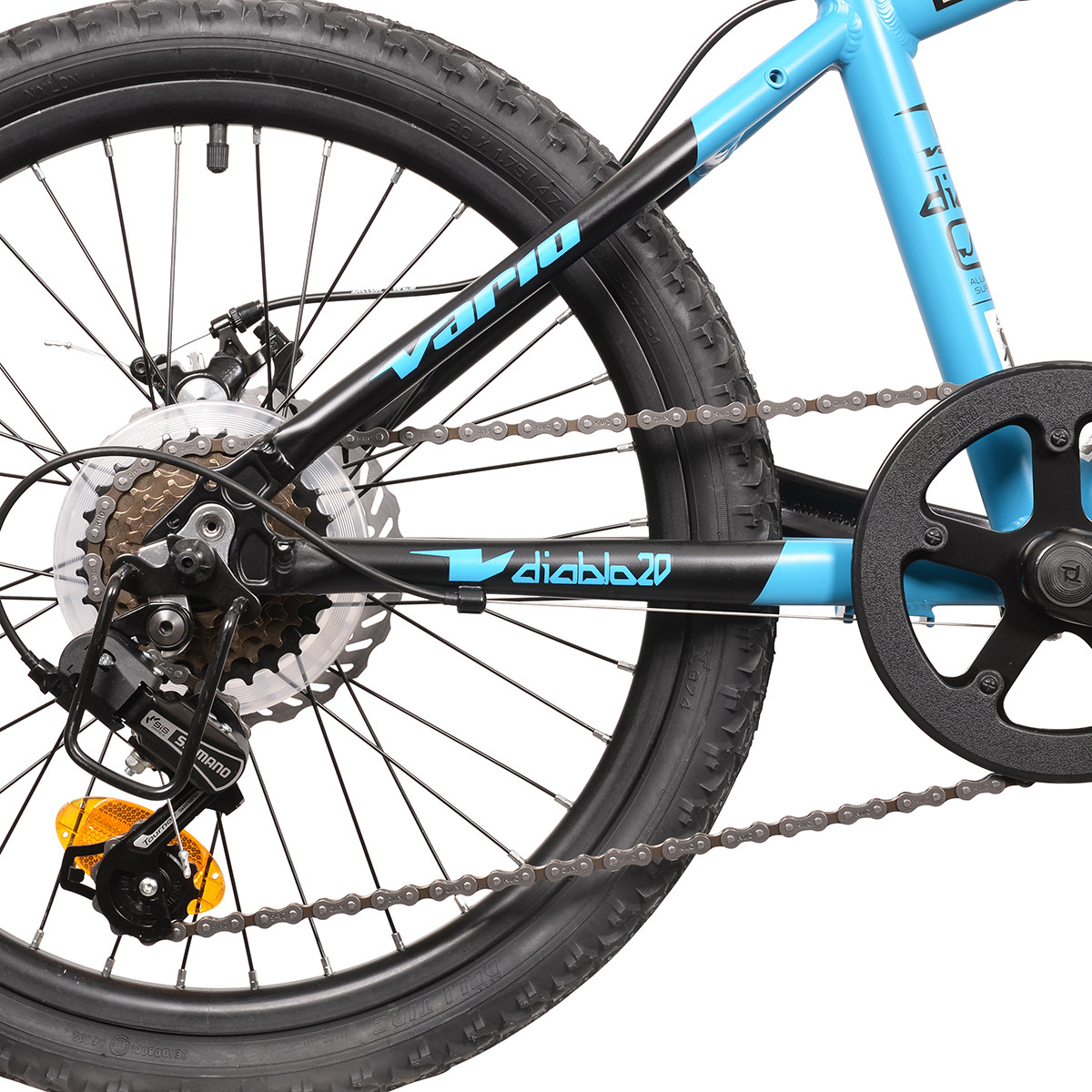Zbliżenie tylnego koła i łańcucha niebieskiego roweru z napisem 'diablo 20'.