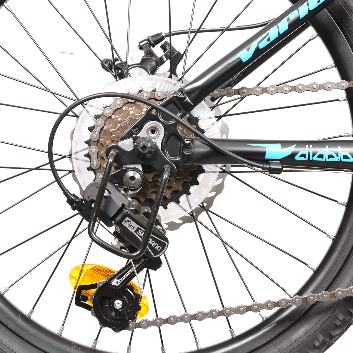 Zbliżenie tylnej przerzutki rowerowej z kasetą, łańcuchem i odblaskiem.