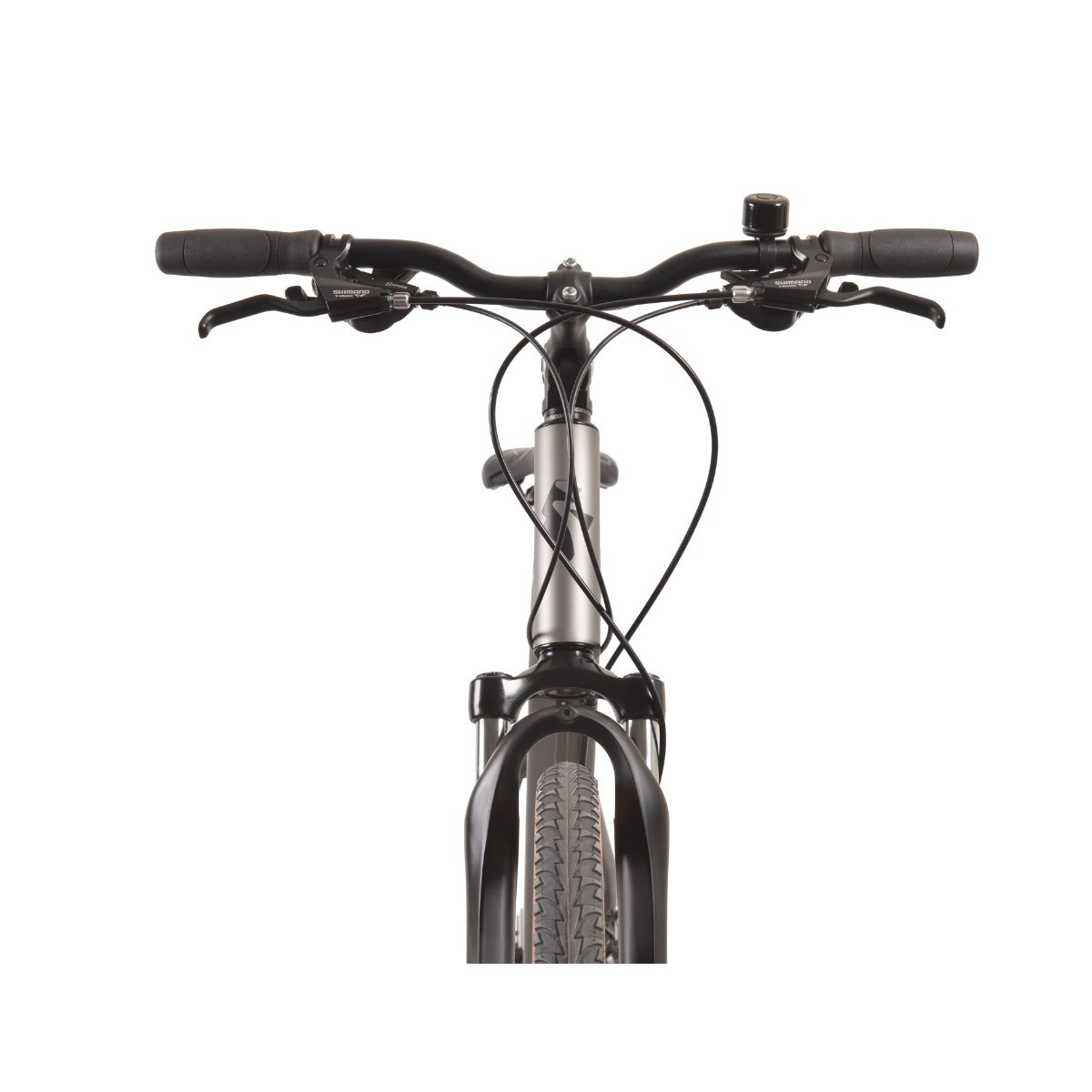 Widok z przodu srebrnego roweru, pokazujący kierownicę, hamulce i przednią oponę.