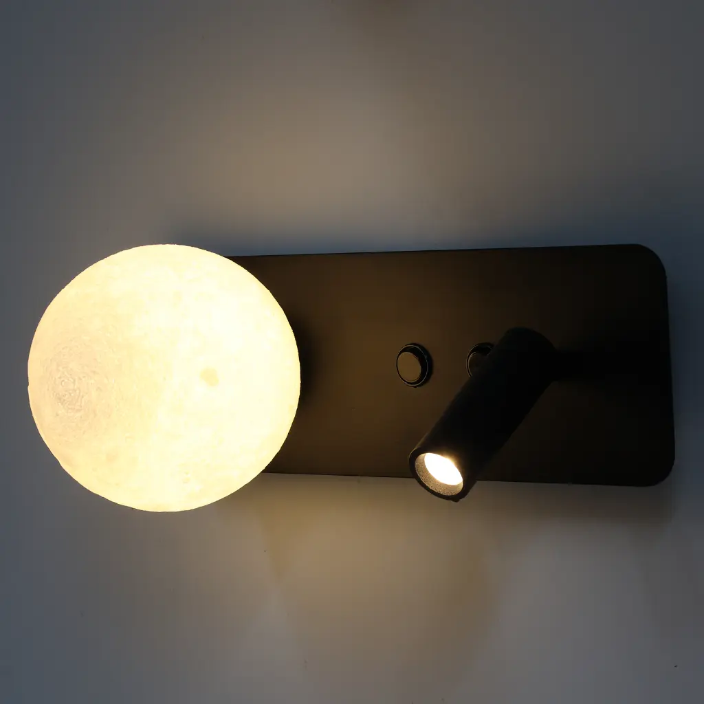 Aplique de pared moderno con lámpara redonda tipo luna y foco ajustable.
