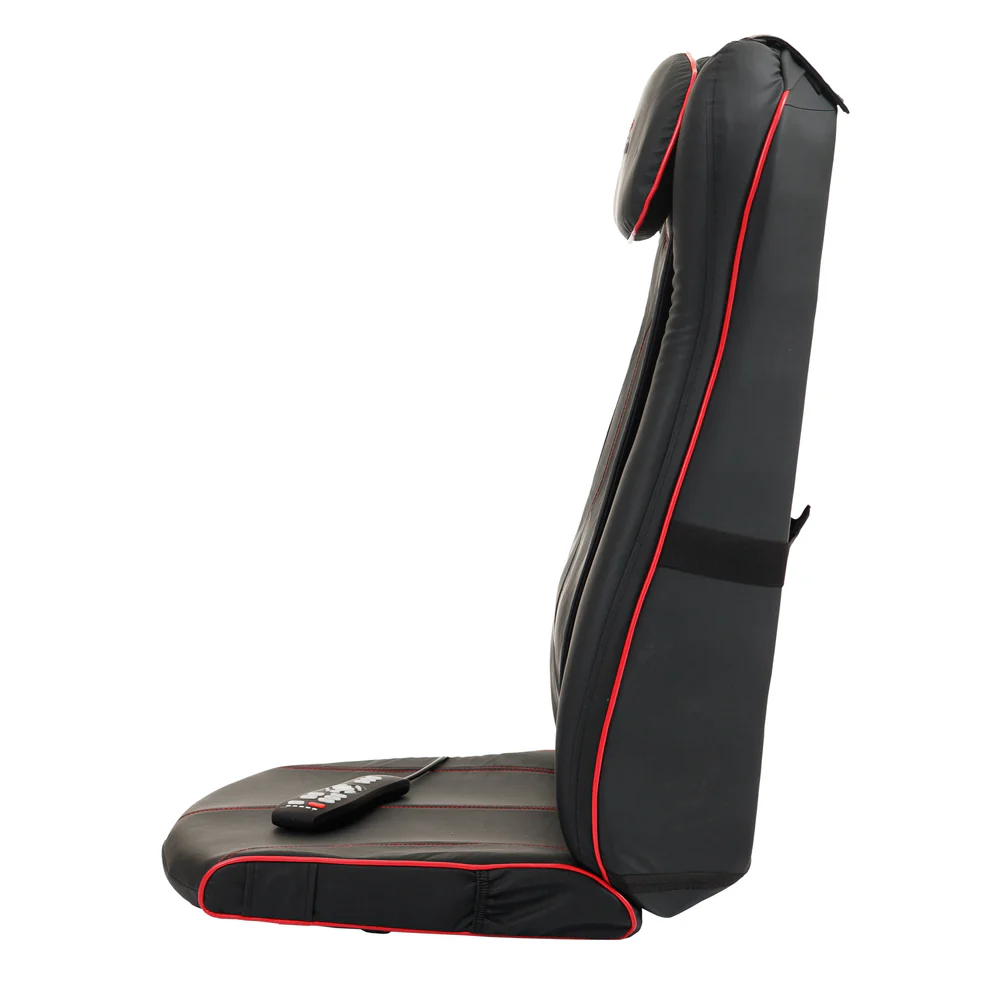 Czarna pokrowiec na siedzenie samochodowe z czerwonymi szwami i pilotem, na białym tle.