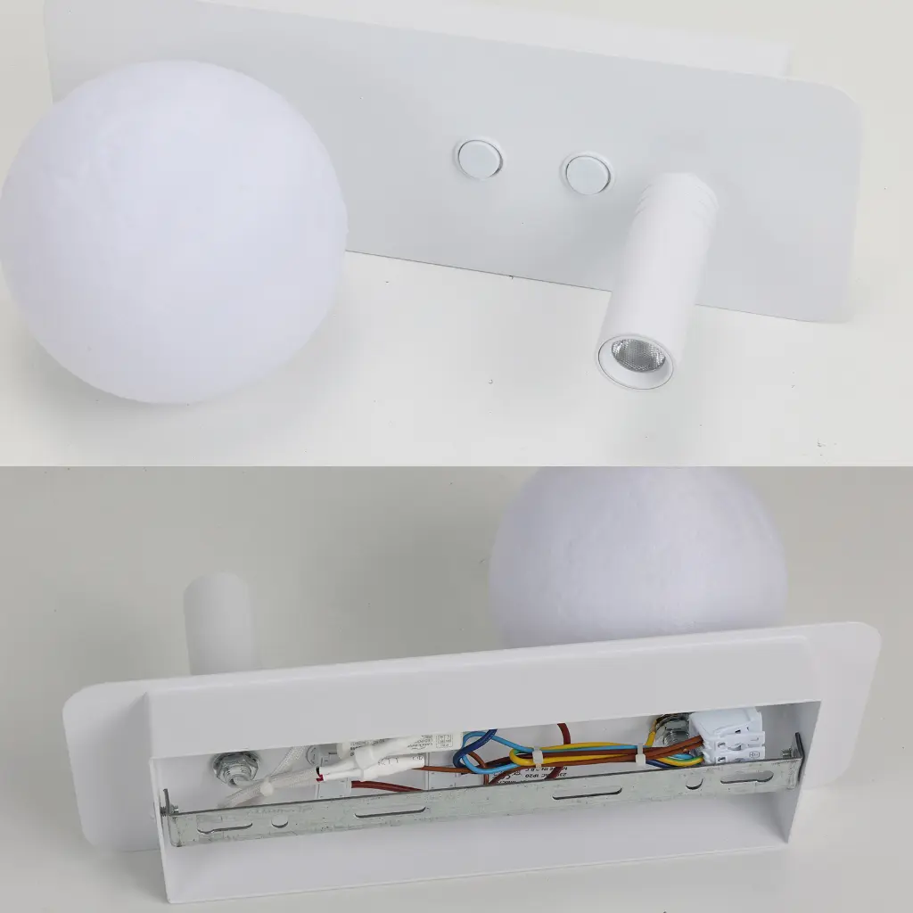 Lámpara de pared blanca con luz redonda y cilíndrica, cableado visible.