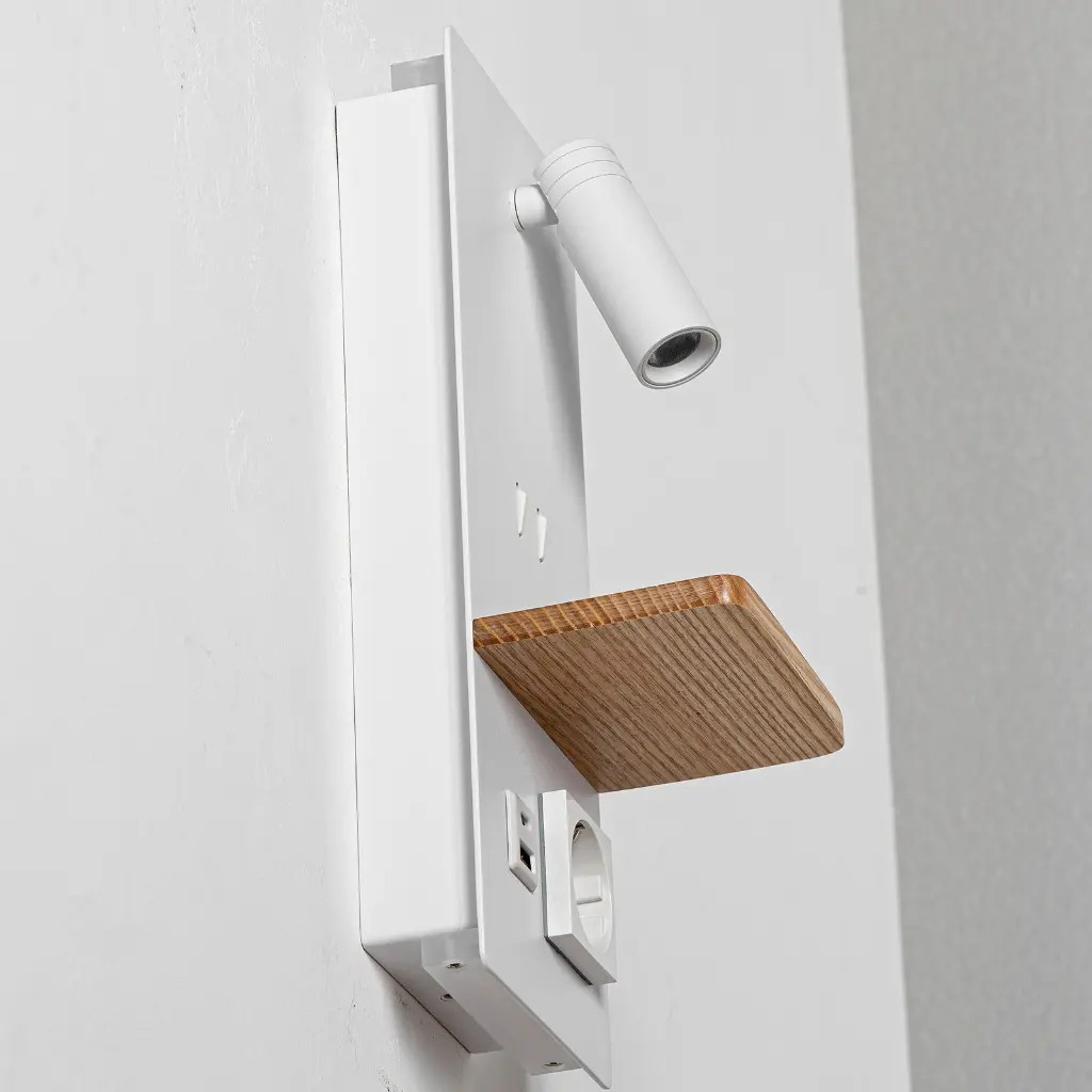 Una lámpara de pared blanca con estante de madera y enchufe.