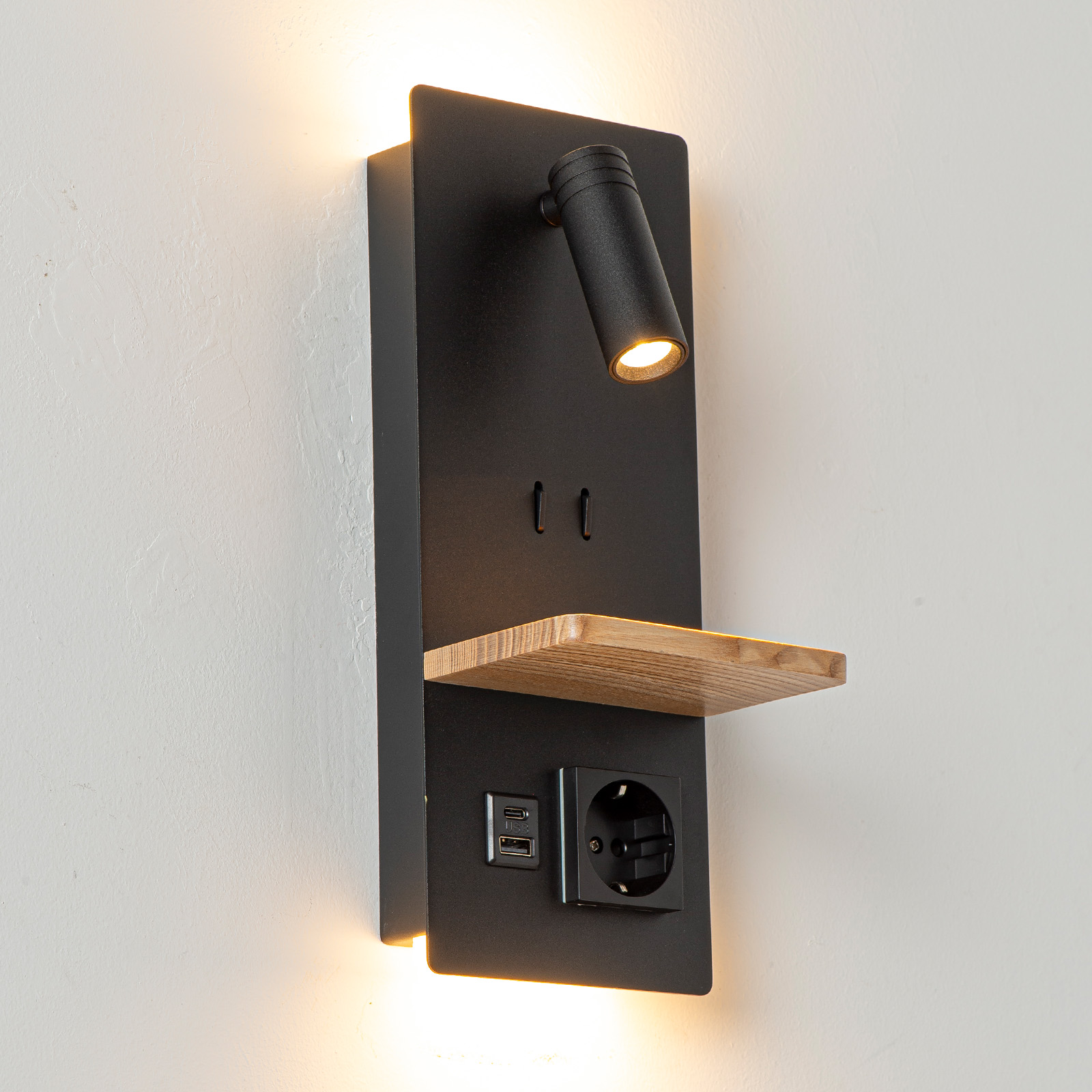 Lámpara de pared negra con estante de madera, puertos USB y enchufe.