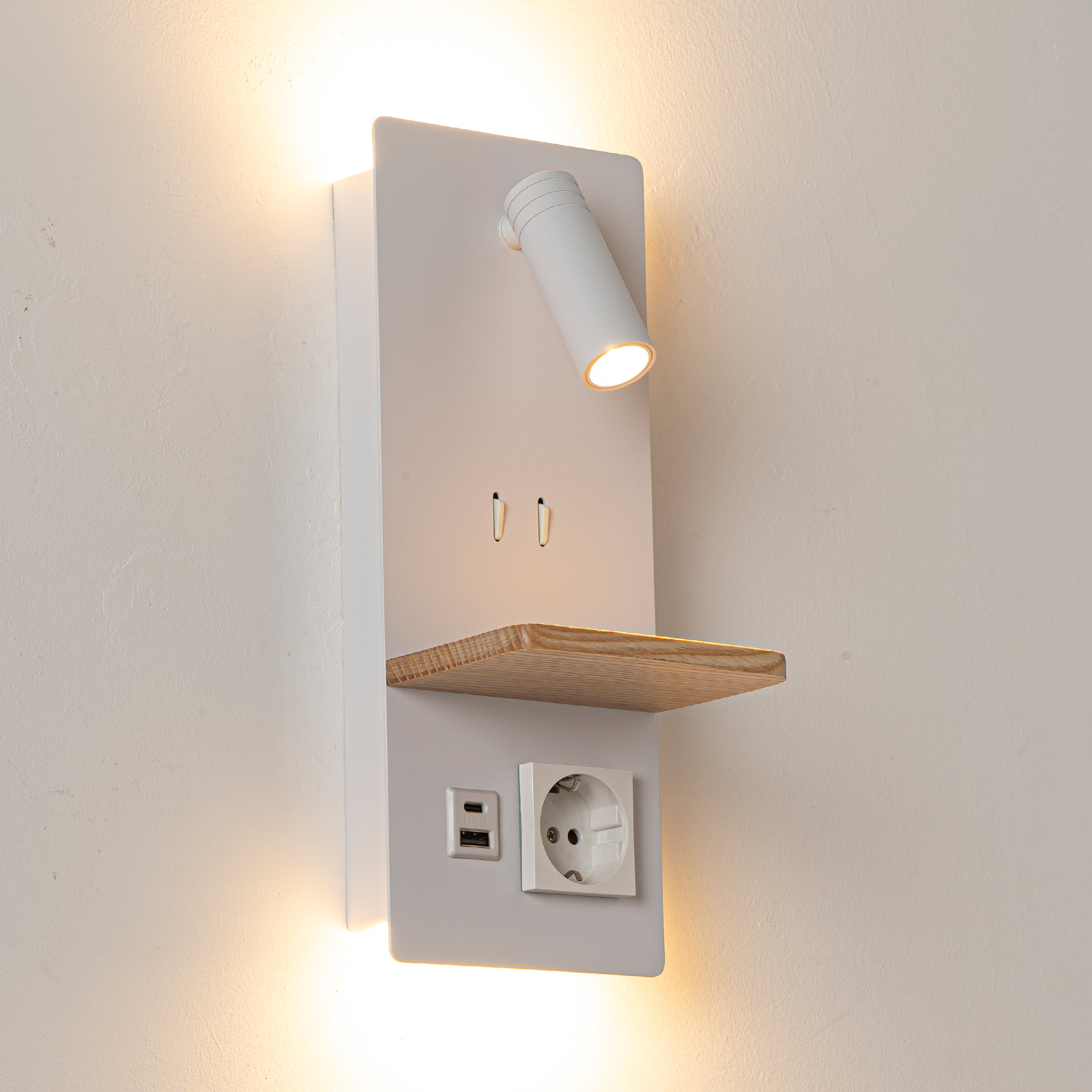 Lámpara de pared blanca con foco ajustable, estante de madera, puertos USB y enchufe.