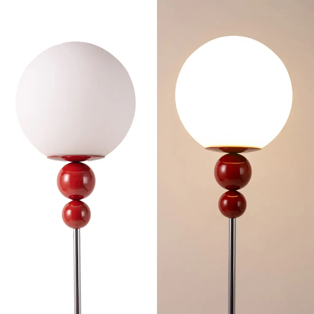 Lámpara de globo de cristal blanco con esferas rojas en base cromada.