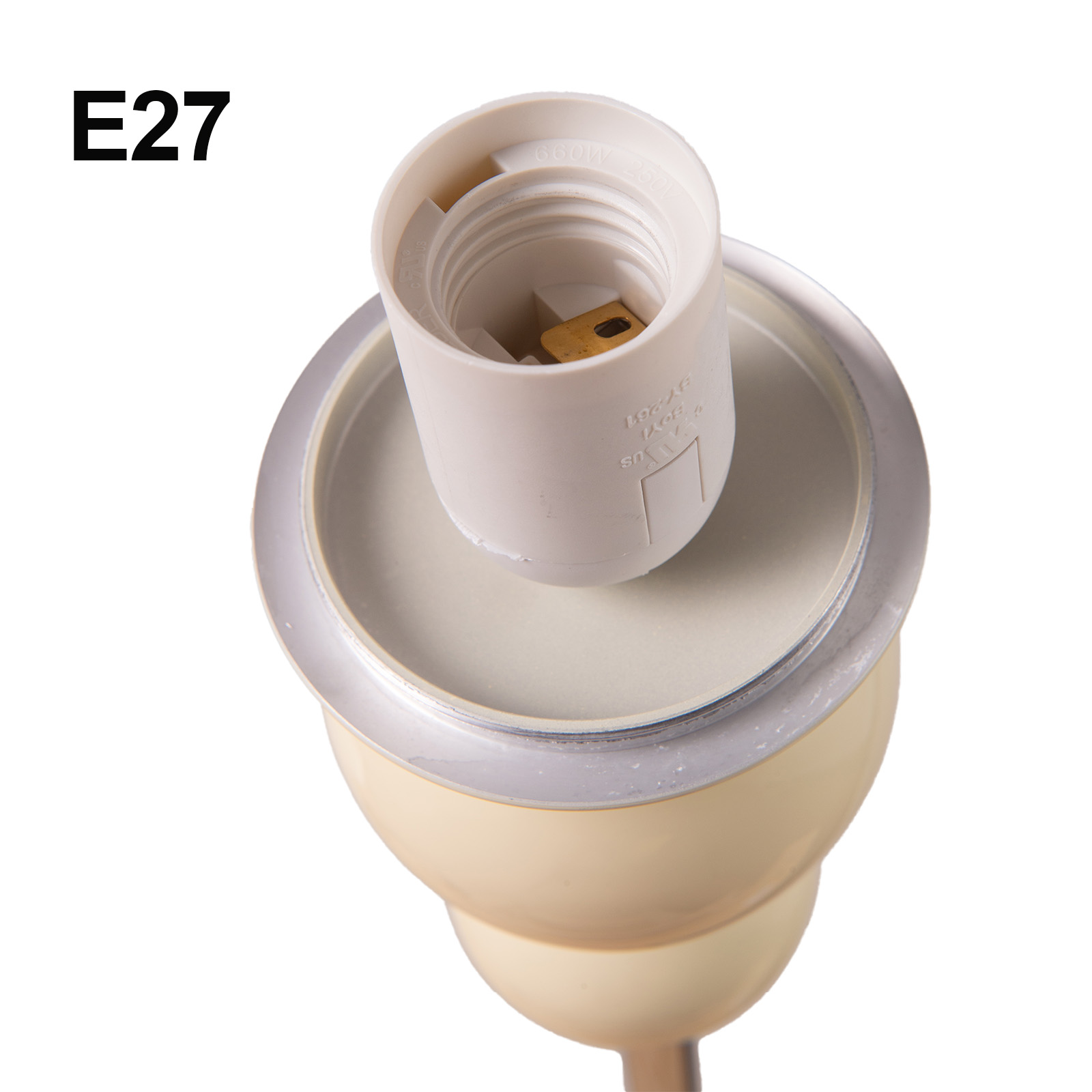 Primer plano de un portalámparas E27 de plástico blanco con inserto metálico.