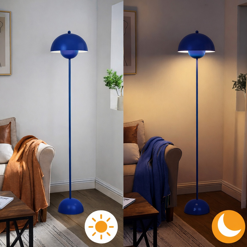 Lámpara de pie azul junto a sofá con mantas.