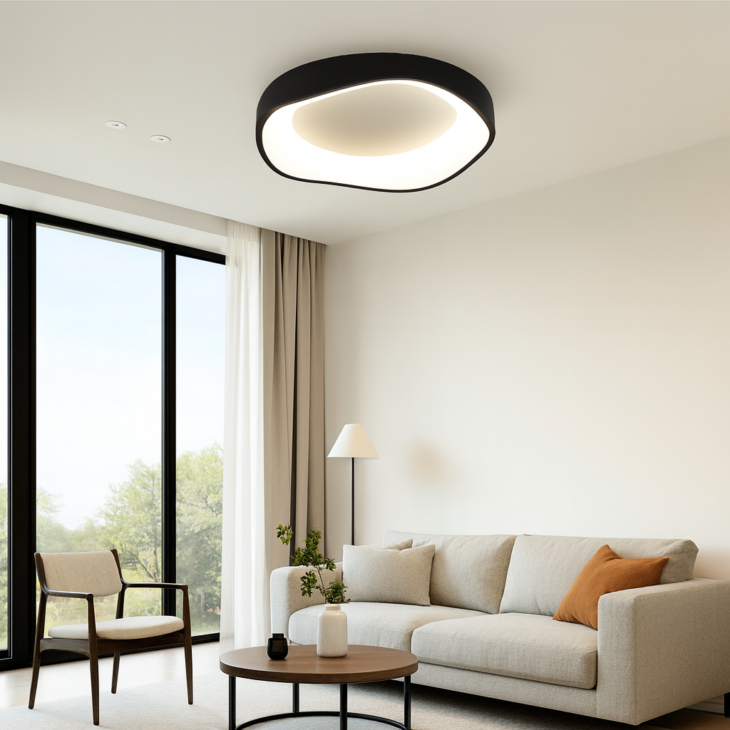 Una sala de estar moderna con sofá, mesa de centro, silla y ventana grande.