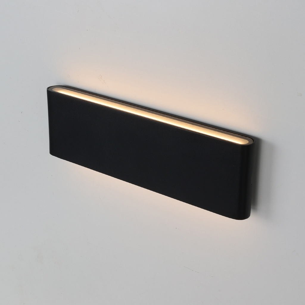 Una moderna lámpara de pared negra con luz blanca cálida.