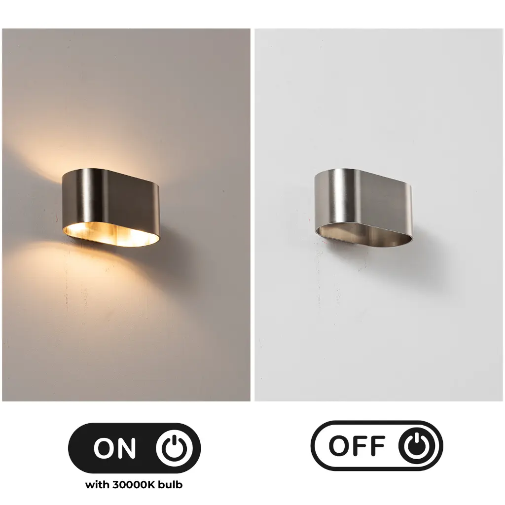 Se muestra una lámpara de pared de metal encendida y apagada. La izquierda la muestra encendida, la derecha apagada.