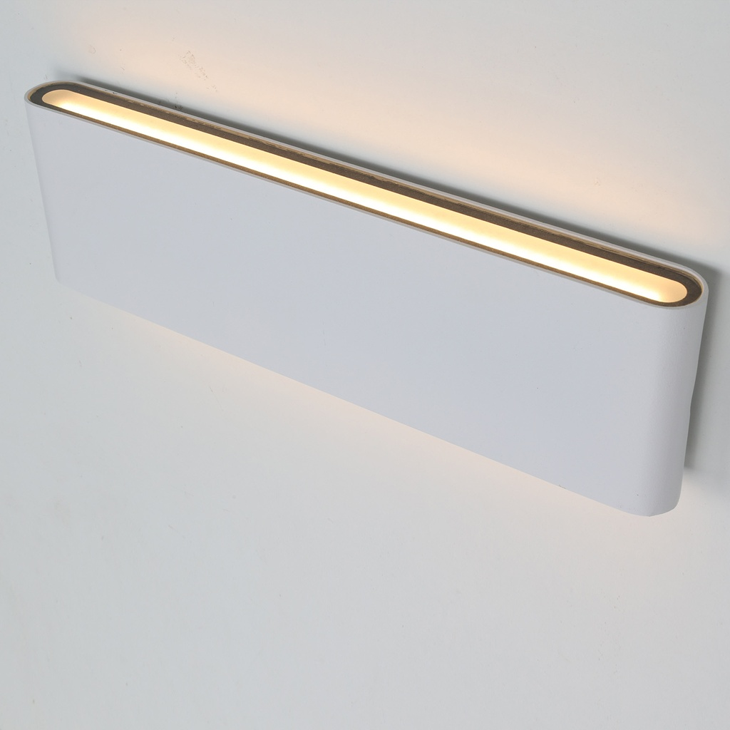 Lámpara de pared blanca con una tira de luz estrecha arriba.