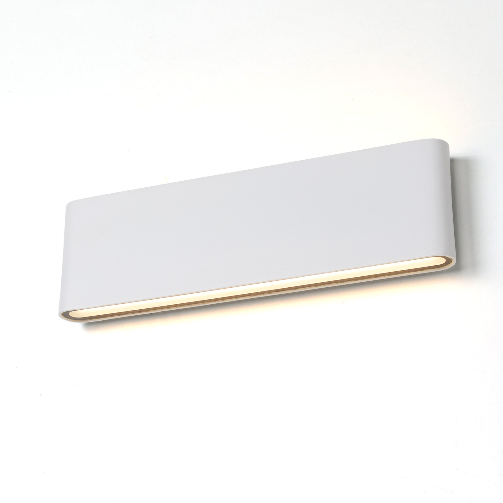 Una lámpara de pared blanca con<br/> luz suave en una pared blanca.