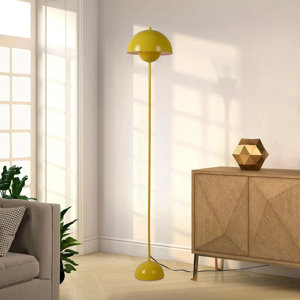 Una lámpara de pie amarilla junto a un mueble de madera con decoración.