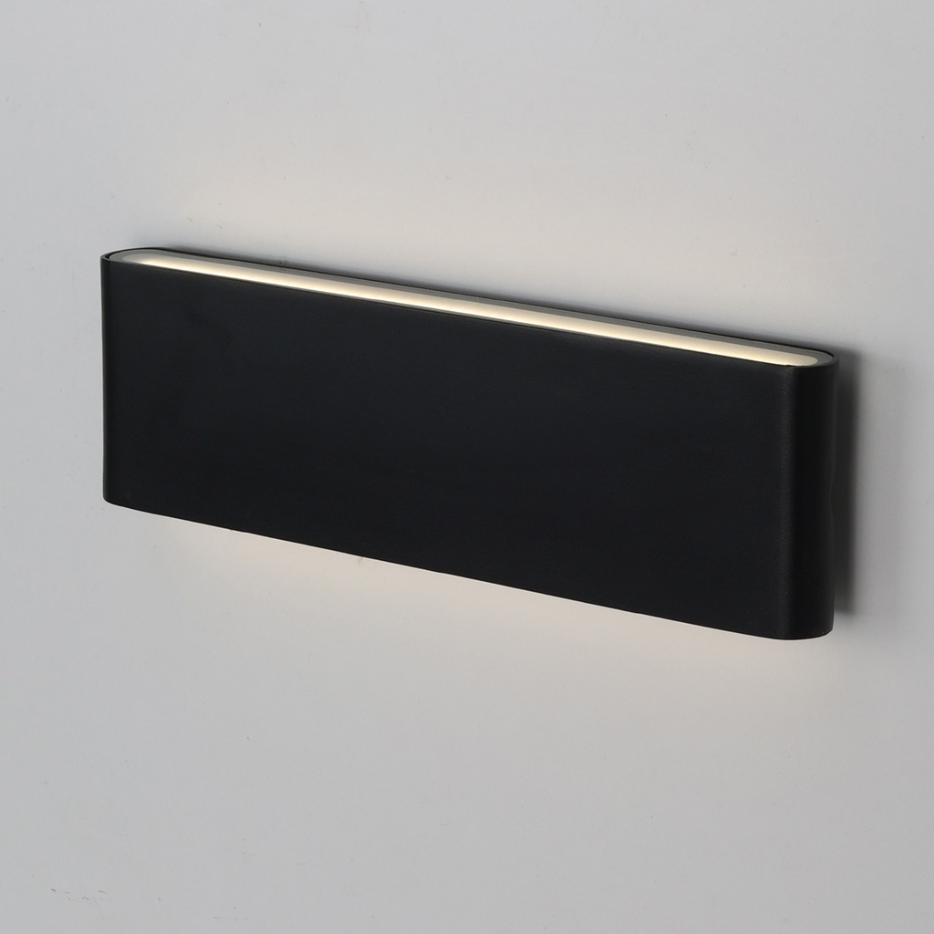 Lámpara de pared negra con tira de luz blanco cálido arriba.