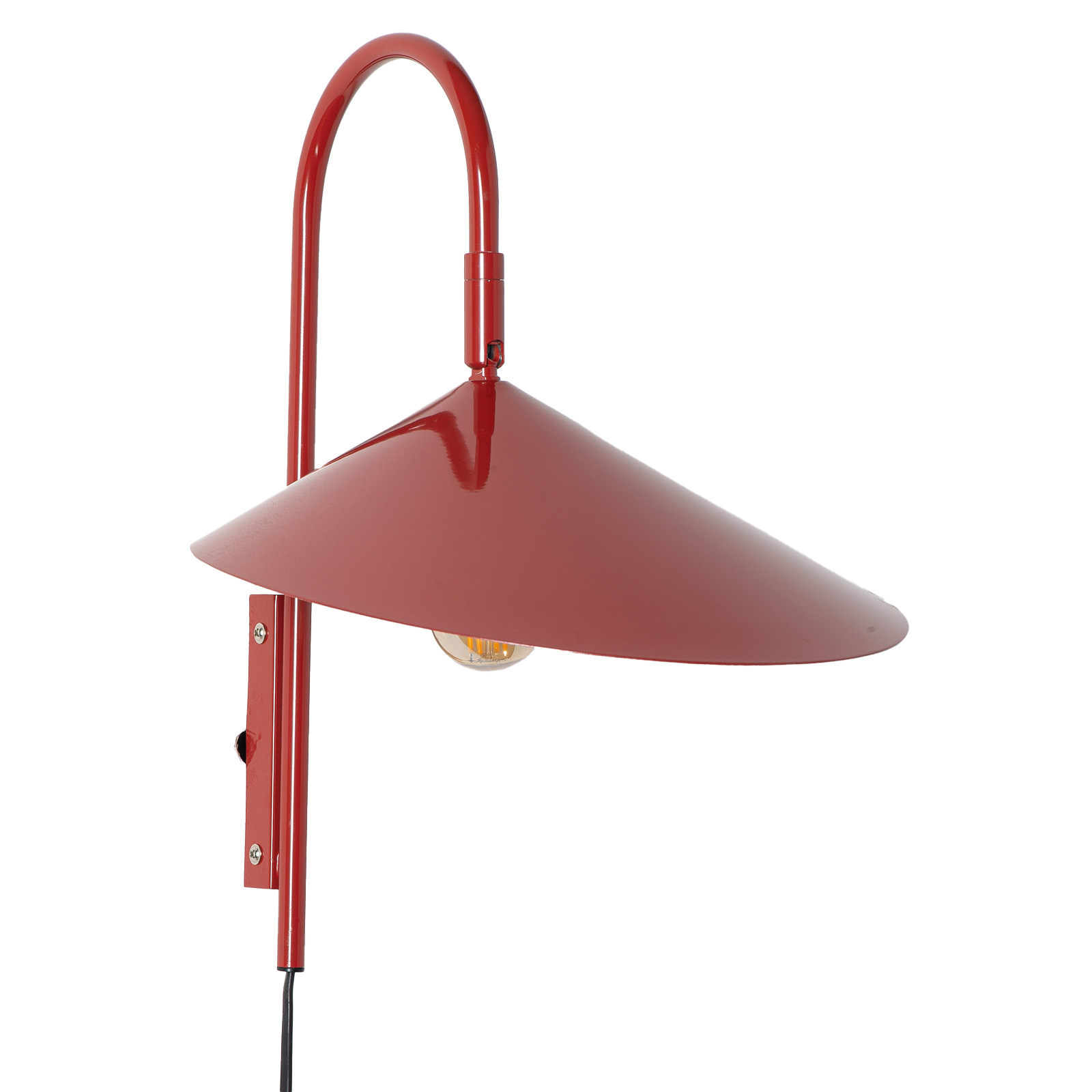 Una lámpara de pared roja con brazo curvo y pantalla.