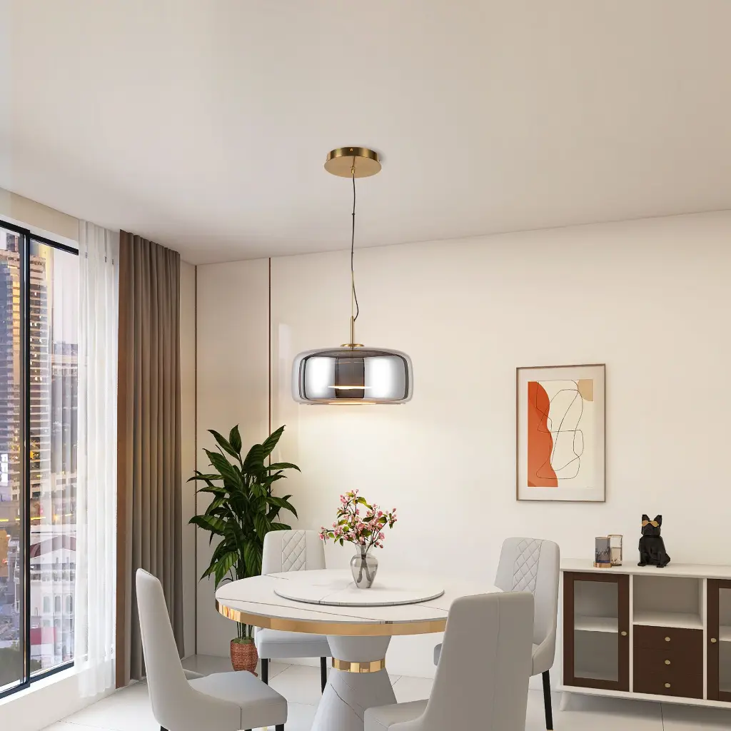 Un comedor moderno con mesa redonda, sillas, lámpara colgante y ventana con vistas a la ciudad.