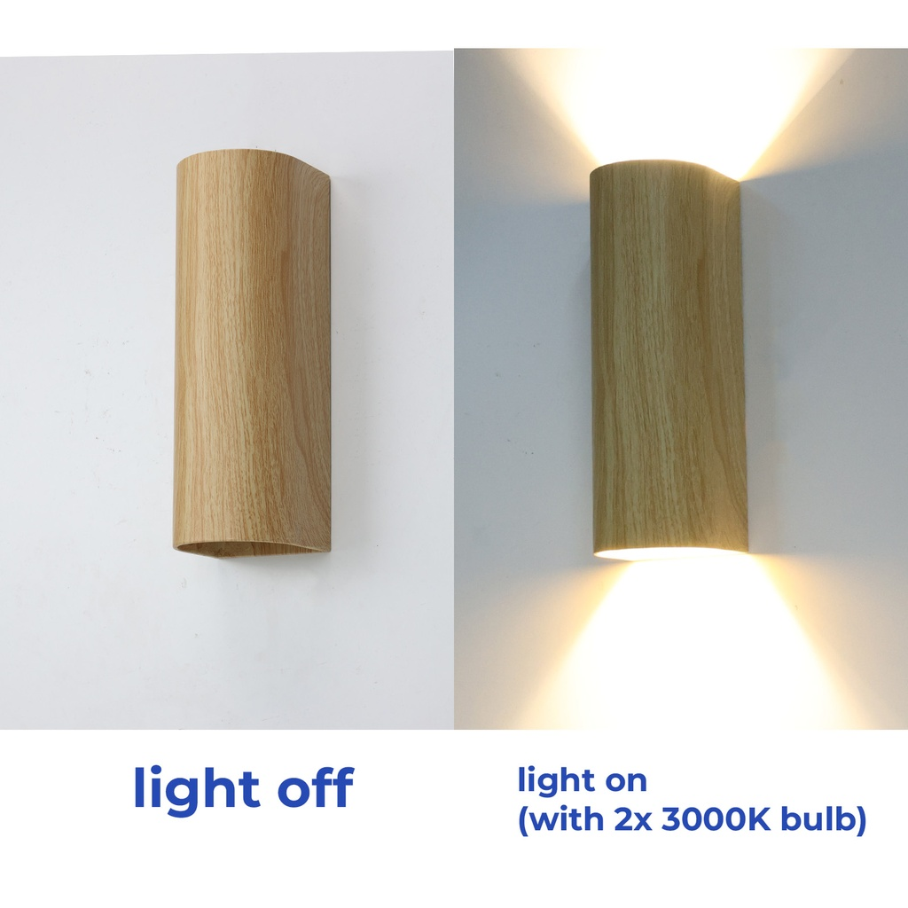 Una lámpara de pared de madera apagada y encendida, con luz cálida iluminando la pared.