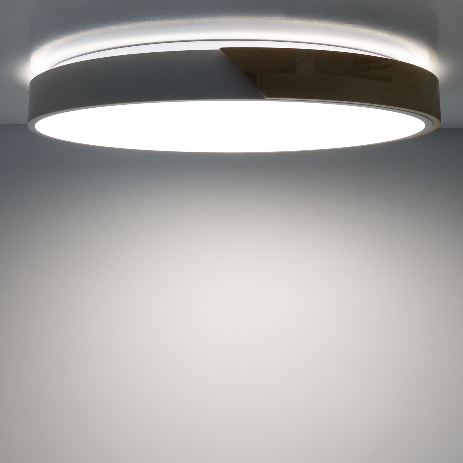 Una lámpara de techo redonda con detalles en madera y luz brillante.