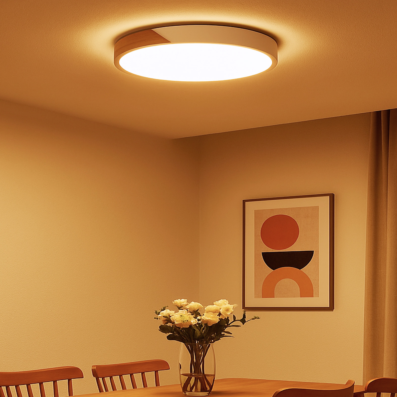 Una luz de techo redonda con borde de madera ilumina una habitación con pintura y flores.