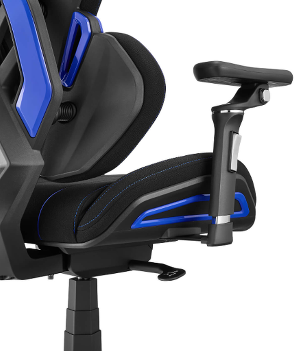 Czarny fotel gamingowy z niebieskimi akcentami i regulowanym podłokietnikiem.