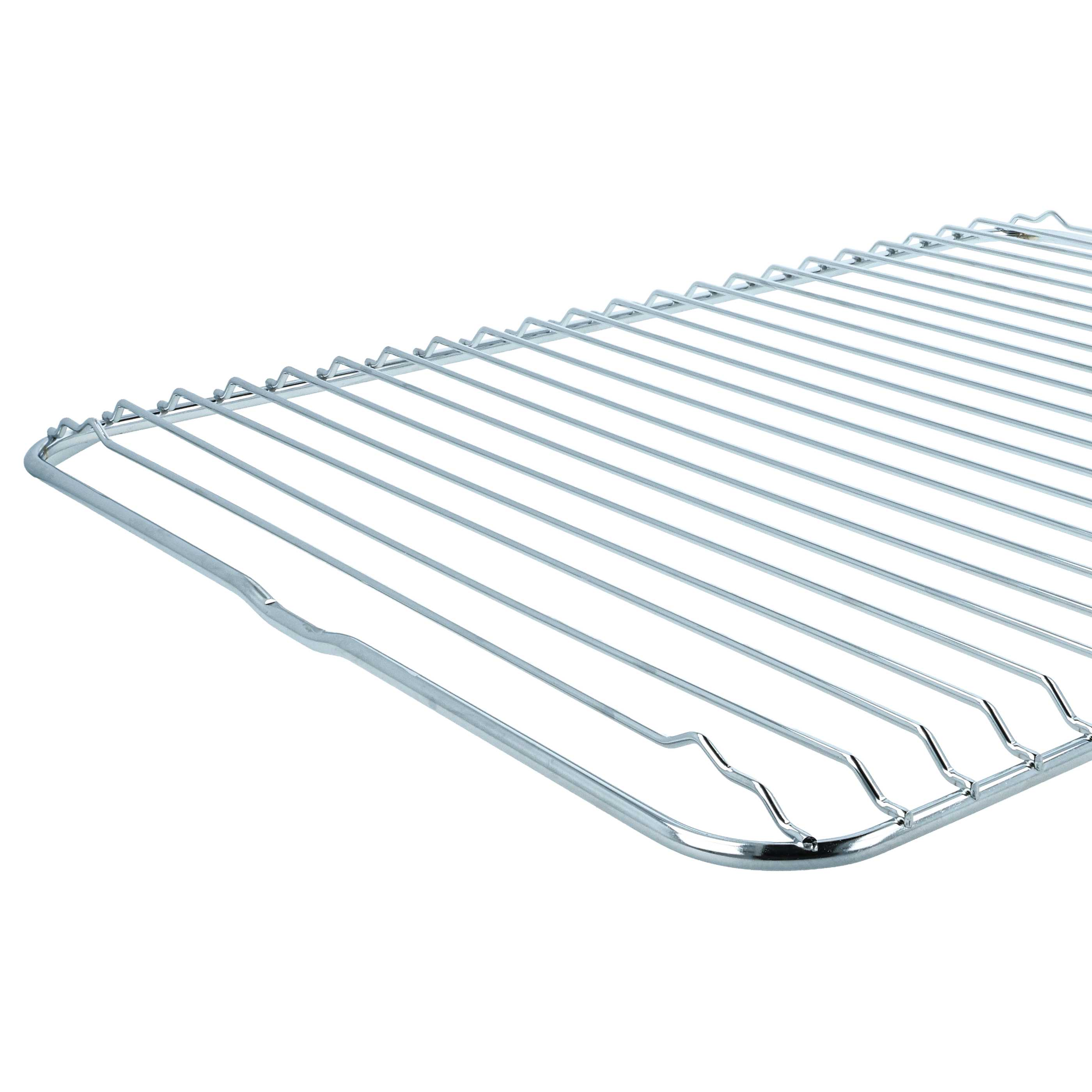 Ein glänzendes Metallgitter mit parallelen Stäben auf weißem Hintergrund.