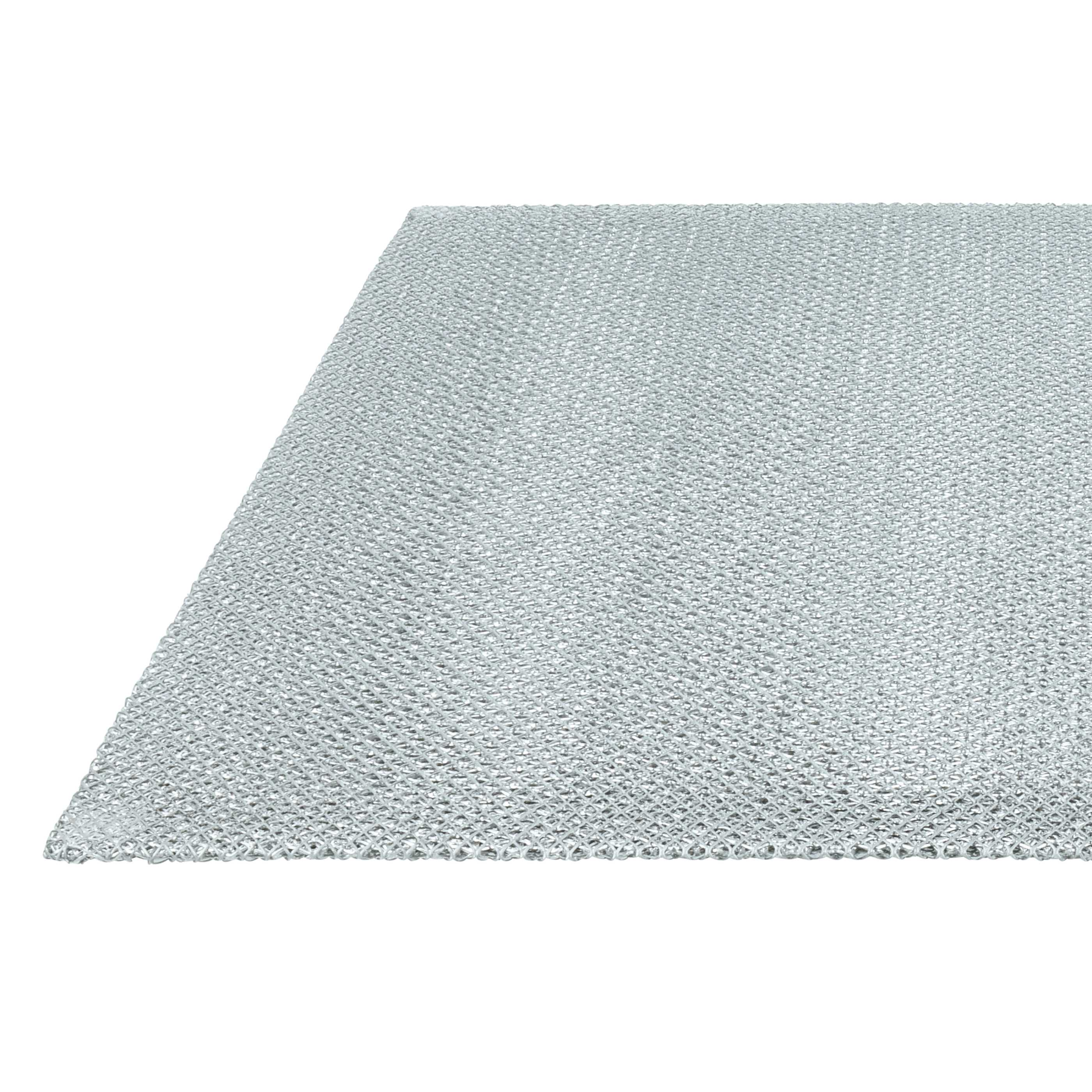 Silbernes Gittergewebe aus Metall mit einer rautenförmigen Musterung.