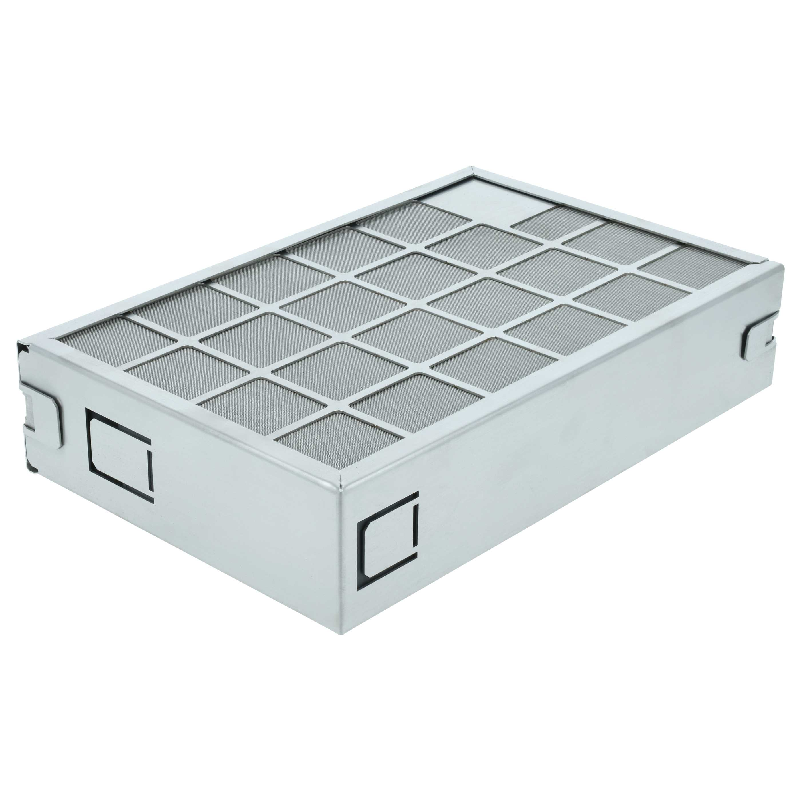 Ein rechteckiger Metallfilter mit einem Gittermuster aus vielen kleinen Quadraten.