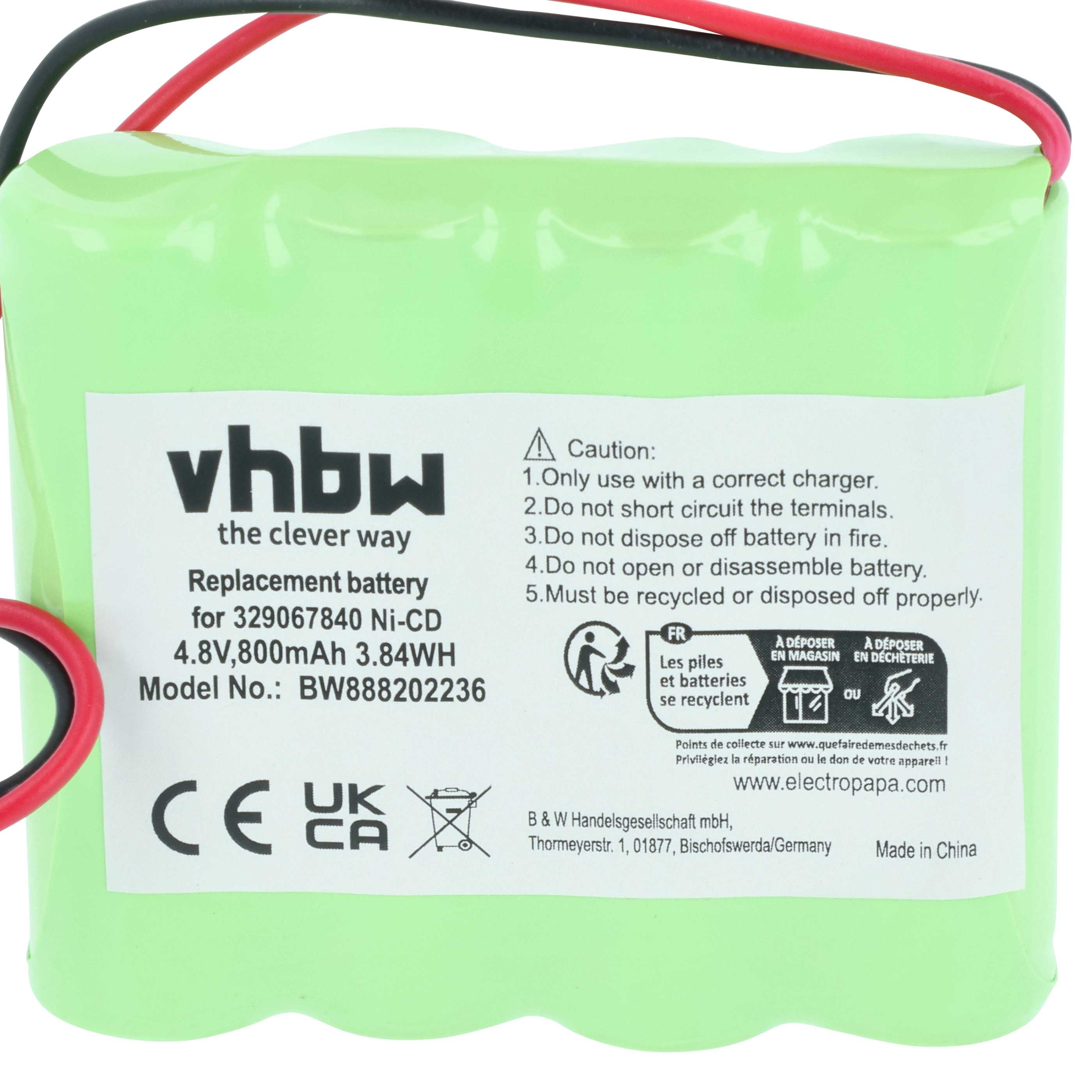 Grüne Ni-CD Batterie mit schwarzen und roten Kabeln, Warnhinweisen und CE-Zeichen.