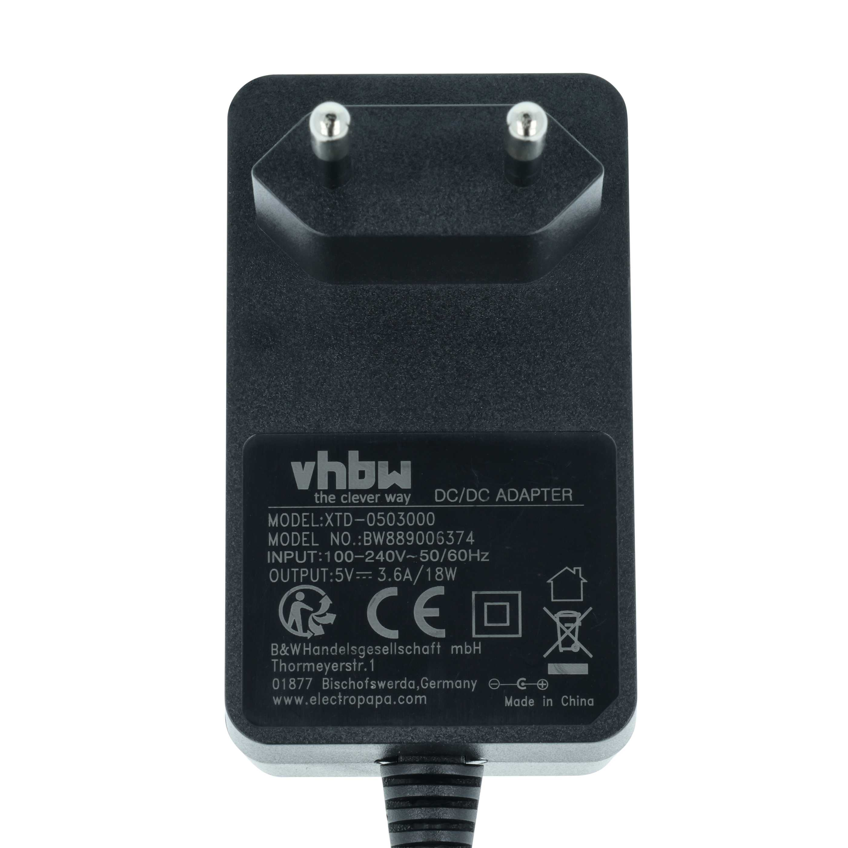 Schwarzer Netzstecker-Adapter mit silbernen Pins und Beschriftung.